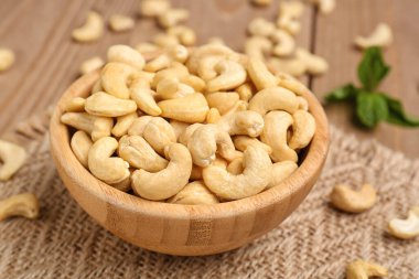 Ahşap arka plan üzerinde lezzetli kaşu fındık ile kase