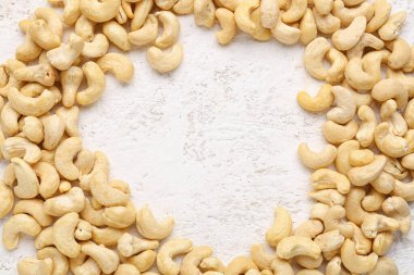 Hafif arkaplanda kaju fıstığından yapılmış çerçeve