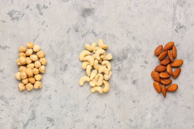 Grunge arka planında farklı lezzetli fındıklar