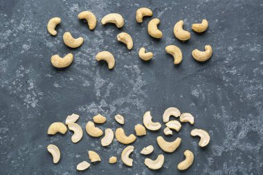 Mavi arka planda lezzetli kaju fıstığından yapılmış çerçeve