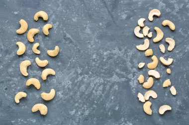 Mavi arka planda lezzetli kaju fıstığından yapılmış çerçeve