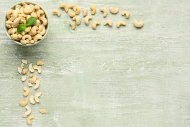 Hafif ahşap arka planda bir kase lezzetli fındık