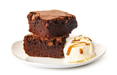 Lezzetli çikolatalı browni ve beyaz arka planda dondurmayla dolu bir tabak.