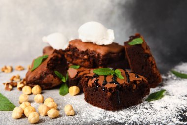 Lezzetli çikolatalı brownie parçaları ve grunge arka planda dondurma.