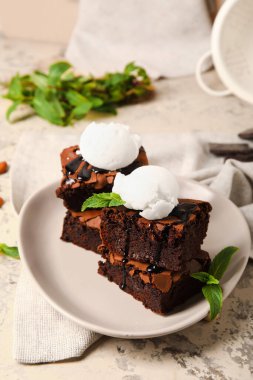 Tabakta lezzetli çikolatalı brownie ve dondurma var.