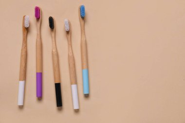 Kahverengi arka planda bambu diş fırçaları