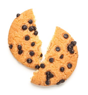 Beyaz arka planda çikolata parçacıklı lezzetli kurabiyeler.