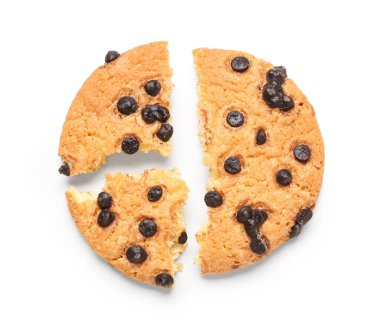 Beyaz arka planda çikolata parçacıklı lezzetli kurabiyeler.