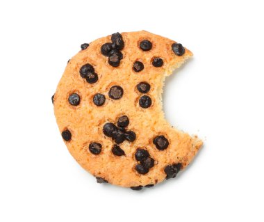 Beyaz arka planda çikolata parçacıklı ısırık kurabiyesi.