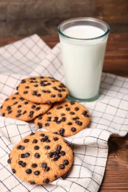 Çikolata parçacıklı lezzetli kurabiyeler.