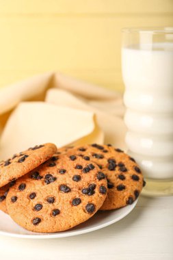 Masada çikolata parçacıklı lezzetli kurabiyeler, yakın plan.
