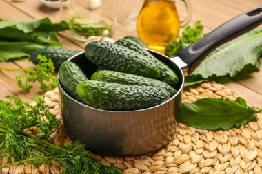 Masada korunması için taze salatalıklı tencere.