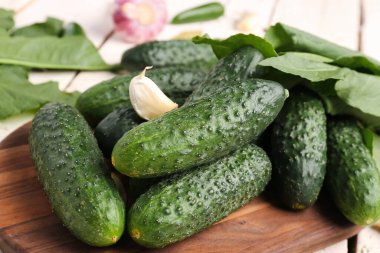 Masada taze salatalıklar var, yakın plan.