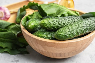 Masada taze salatalıklar var, yakın plan.