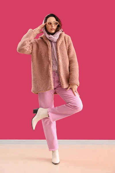 Стильна Молода Жінка Плюшевому Пальто Сонцезахисні Окуляри Біля Рожевої Стіни — стокове фото