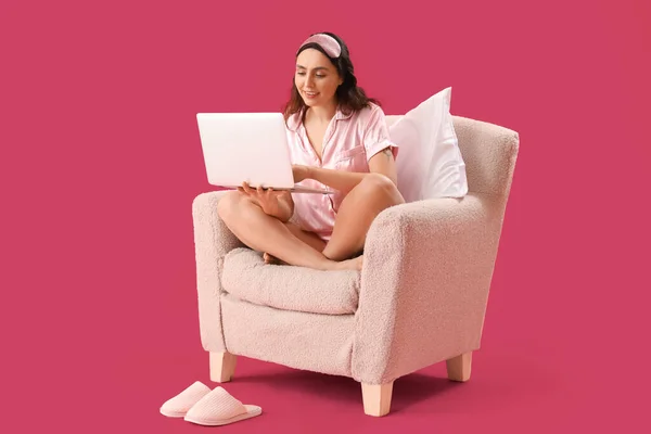 Jovem Mulher Usando Laptop Poltrona Fundo Rosa — Fotografia de Stock