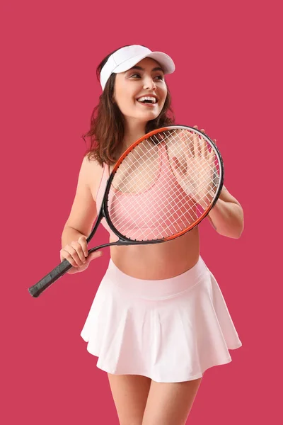 Молода Жінка Тенісною Ракеткою Рожевому Фоні — стокове фото