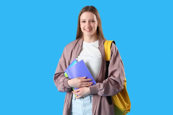 Studentin Mit Textbüchern Auf Blauem Hintergrund — Stockfoto