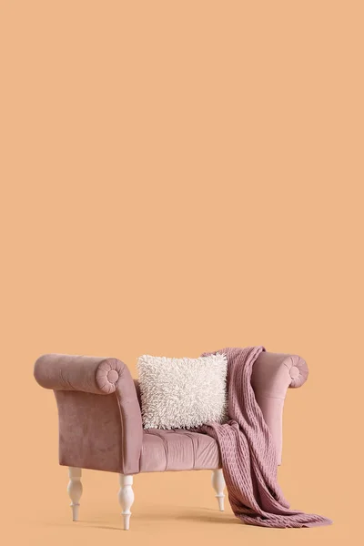 ベージュの背景に毛布とクッションと居心地の良いピンクのソファ — ストック写真