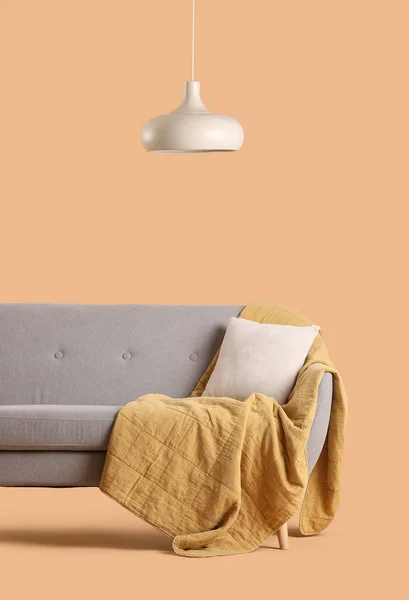 舒适的灰色沙发 有靠垫 格子花和米色背景灯 — 图库照片