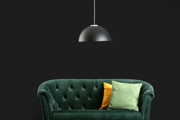 Sofá Elegante Verde Com Almofadas Lâmpada Sobre Fundo Preto — Fotografia de Stock