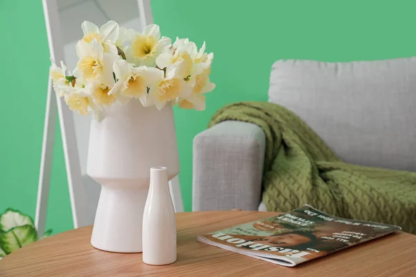 Vaseともに美しいナルシシズム花上のコーヒーテーブルでリビングルーム — ストック写真