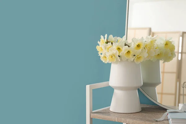Unidade Prateleira Com Flores Narciso Vaso Espelho Perto Parede Azul — Fotografia de Stock