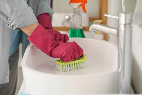 Młody Mężczyzna Sprzątanie Umywalka Łazience Zbliżenie — Zdjęcie stockowe