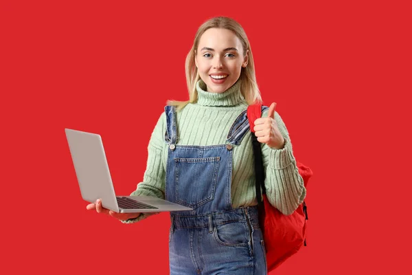 Vrouwelijke Student Met Laptop Met Duim Rode Achtergrond — Stockfoto