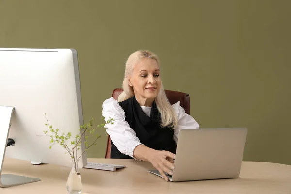 Mature Female Programmer Working Laptop Table Green Background — Stock Photo, Image