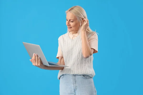 Reife Programmiererin Arbeitet Mit Laptop Auf Blauem Hintergrund — Stockfoto