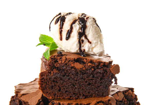 Кусочки вкусного шоколадного брауни с мороженым на белом фоне, крупным планом