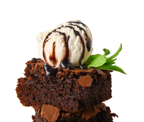 Trozos Sabroso Brownie Chocolate Con Helado Sobre Fondo Blanco Primer — Foto de Stock