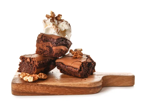 白い背景においしいチョコレートブラウニーとアイスクリームの作品と木製のボード — ストック写真