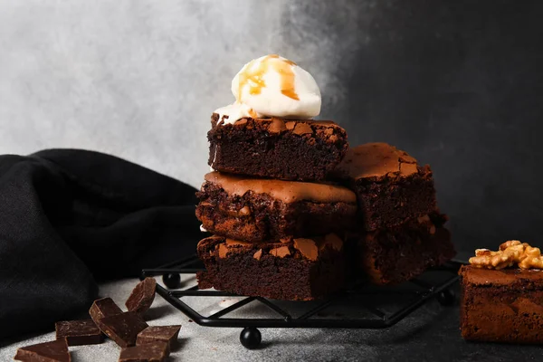Lezzetli çikolatalı brownie parçaları ve grunge arka planda dondurma.
