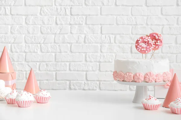 Geburtstagstorte Mit Süßigkeiten Auf Weißem Tisch Nahe Ziegelmauer — Stockfoto