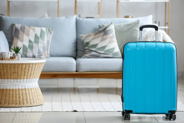 客厅里的蓝色行李箱 — 图库照片