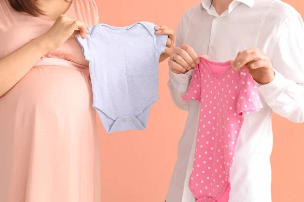 Young Pregnant Couple Baby Bodysuits Pink Background Closeup — Stock Photo, Image