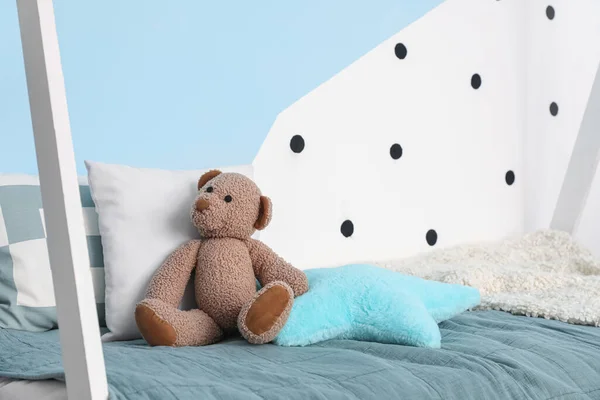 Игрушечный Медведь Подушками Кровати Детской Комнате — стоковое фото