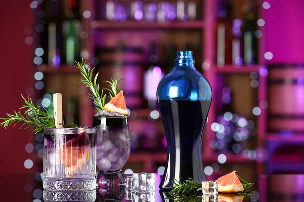 Bicchieri Gin Tonic Viola Con Bottiglia Pompelmo Rosmarino Sul Tavolo — Foto Stock