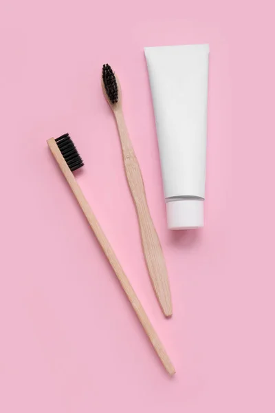 Bambusowa Szczoteczka Zębów Pasta Różowym Tle — Zdjęcie stockowe
