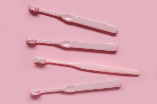 Plastic Tandenborstels Roze Achtergrond — Stockfoto