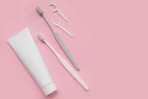 Zahnbürsten Zahnstocher Und Paste Aus Kunststoff Auf Rosa Hintergrund — Stockfoto
