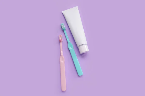 Plastic Toothbrushes Paste Lilac Background — Stock Photo, Image