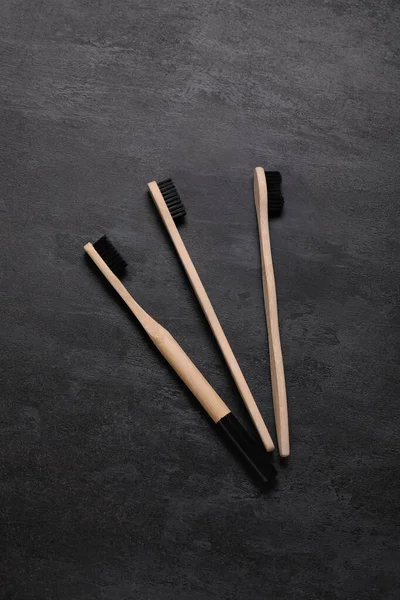 Grunge siyah arkaplanda Bambu diş fırçaları