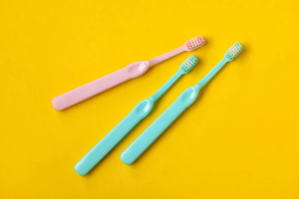 Escovas Dentes Plástico Fundo Amarelo — Fotografia de Stock