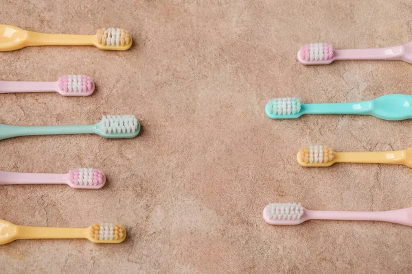 Diferentes Escovas Dentes Plástico Fundo Cor — Fotografia de Stock