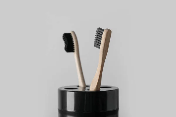Houder Van Bamboe Tandenborstels Zwarte Tafel — Stockfoto