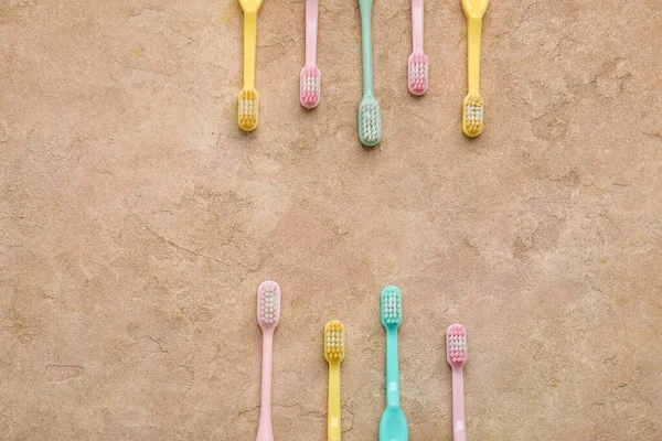 Différentes Brosses Dents Plastique Sur Fond Couleur — Photo