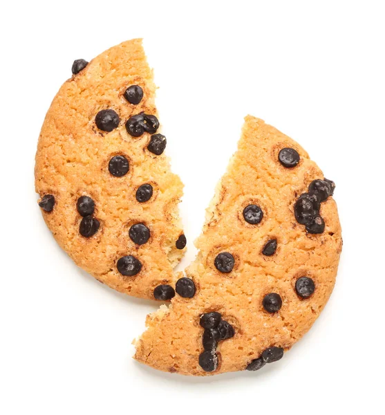 Beyaz arka planda çikolata parçacıklı lezzetli kurabiyeler.